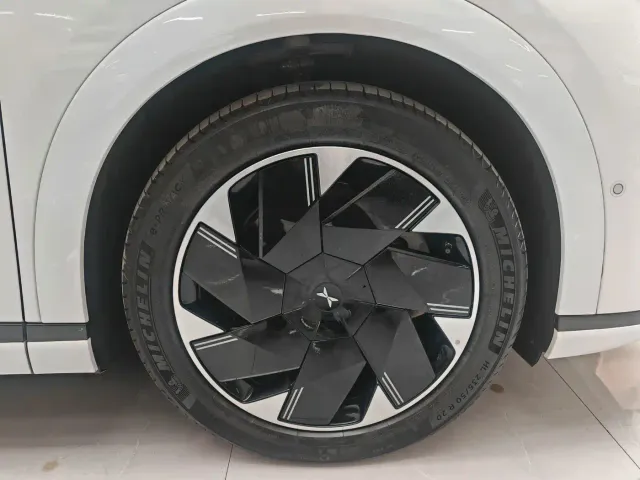 Xpeng X9 — Фото автомобиля 15