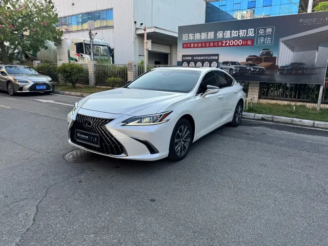 Фотография автомобиля — Lexus ES