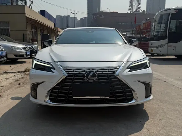 Lexus ES — Фото автомобиля 2