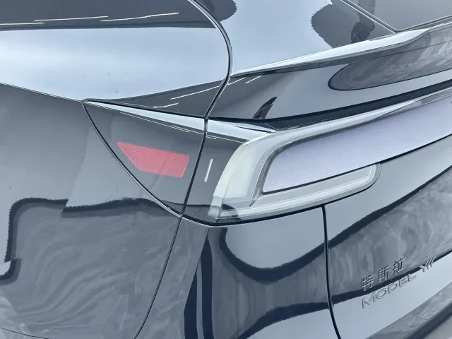Tesla Model Y L — Фото автомобиля 12