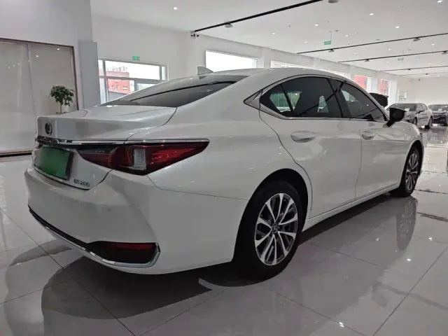 Lexus ES — Фото автомобиля 6
