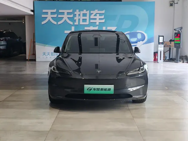 Tesla Model 3 — Фото автомобиля 2