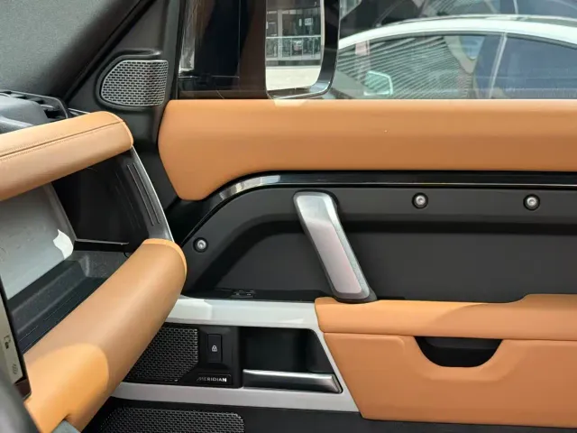 Land Rover Defender — Фото автомобиля 16