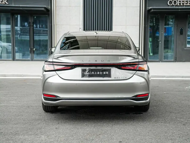Lexus ES — Фото автомобиля 5