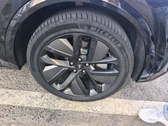 Li Auto L8 — Фото автомобиля 6