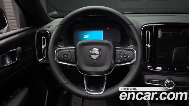 Вольво XC40 — Фото автомобиля 12