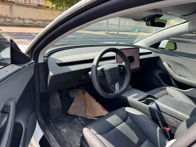 Tesla Model 3 — Фото автомобиля 4