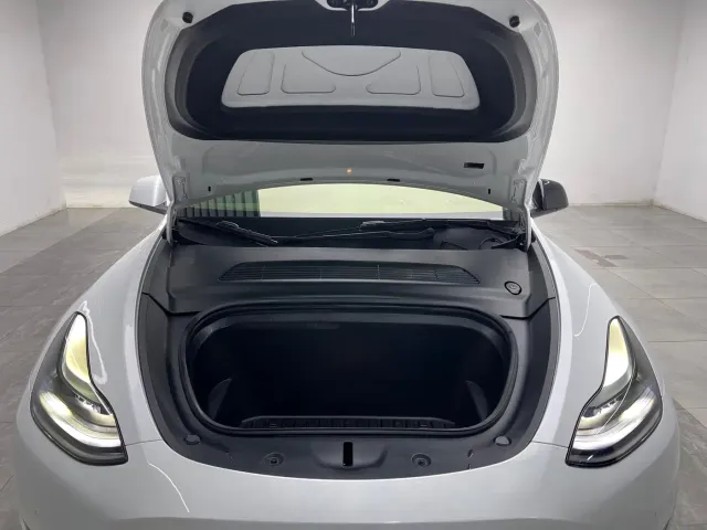 Tesla Model Y — Фото автомобиля 9