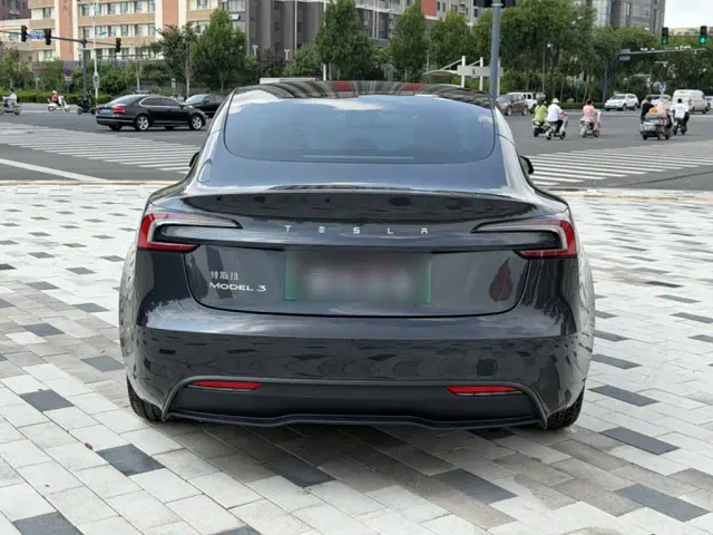 Tesla Model 3 — Фото автомобиля 5
