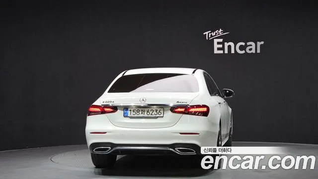 Mercedes-Benz E-Class — Фото автомобиля 4