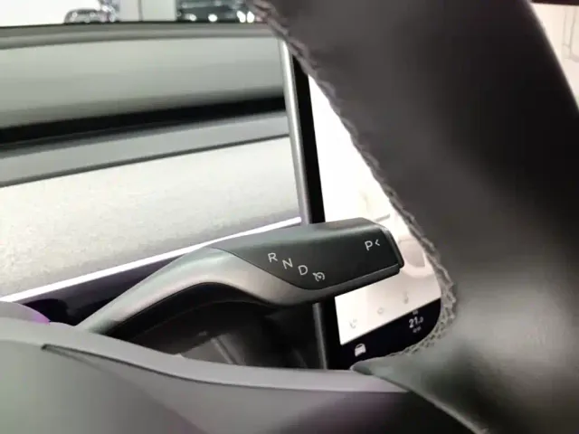 Tesla Model Y — Фото автомобиля 13