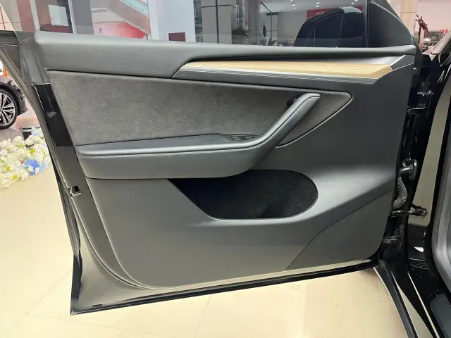 Tesla Model Y — Фото автомобиля 8