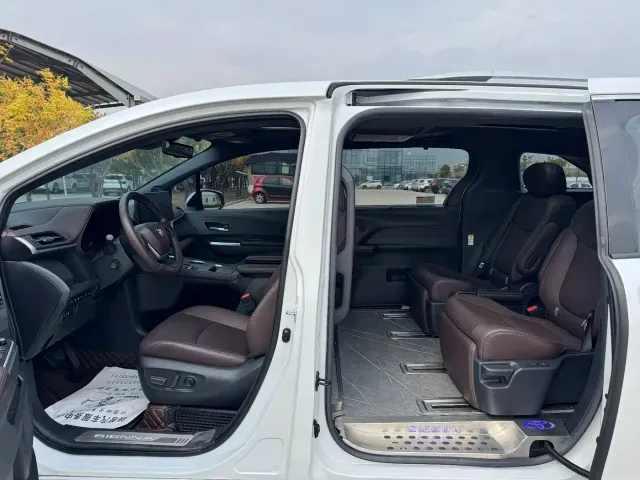 Toyota Sienna — Фото автомобиля 15