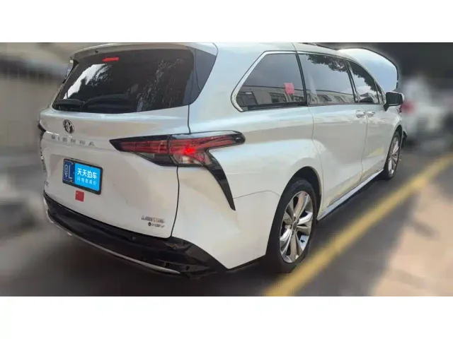 Toyota Sienna — Фото автомобиля 2
