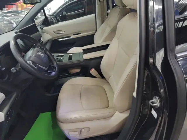 Toyota Sienna — Фото автомобиля 14