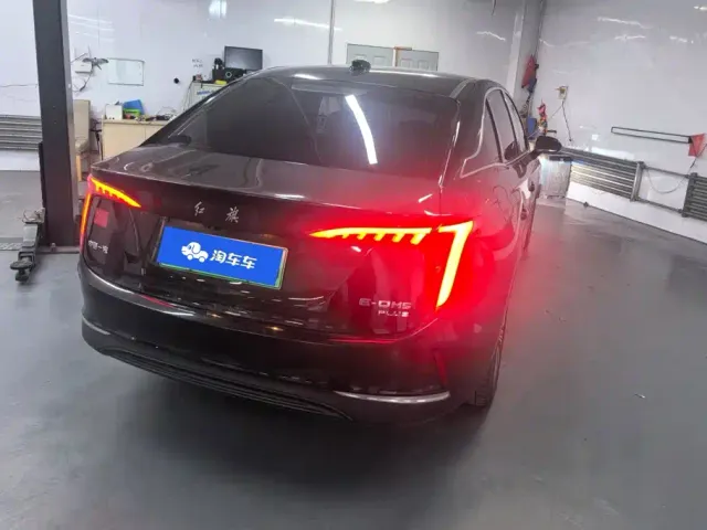 Hongqi E-QM5 — Фото автомобиля 3
