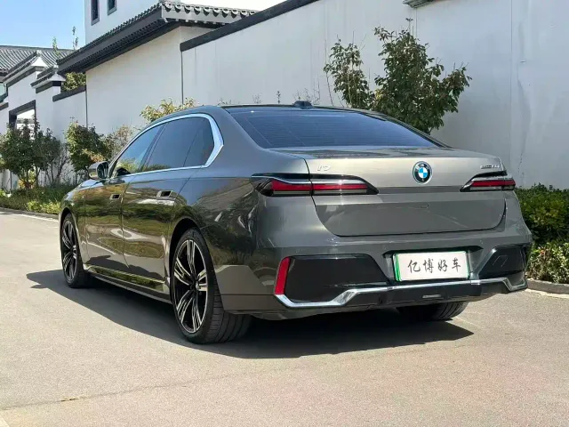BMW i7 — Фото автомобиля 16