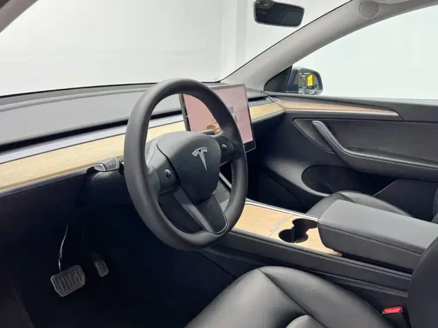 Tesla Model Y — Фото автомобиля 15