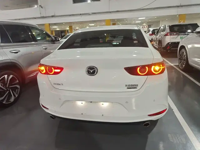 Mazda Axela — Фото автомобиля 5