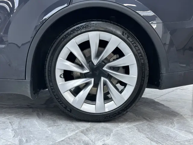 Tesla Model Y — Фото автомобиля 13