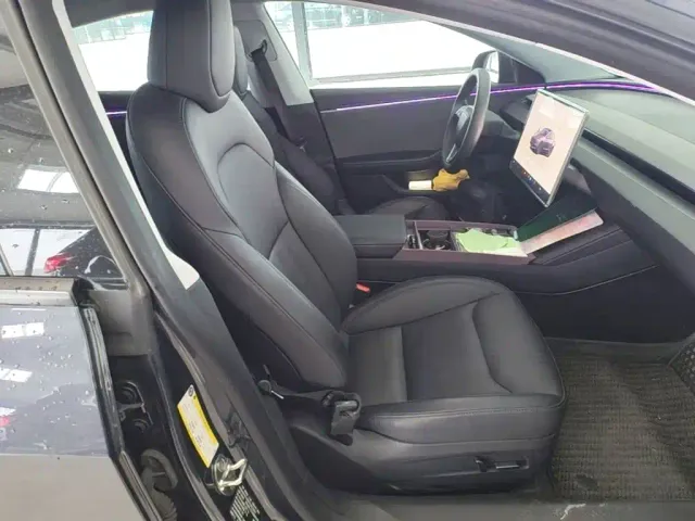 Tesla Model 3 — Фото автомобиля 24