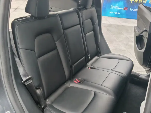 Tesla Model Y — Фото автомобиля 18