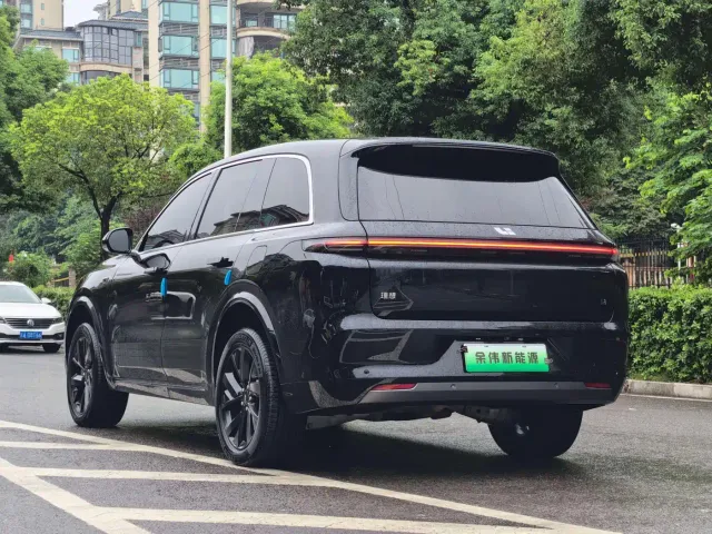 Li Auto L8 — Фото автомобиля 12