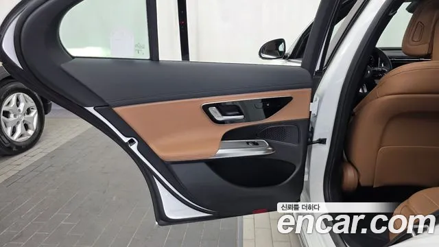 Mercedes-Benz E-Class — Фото автомобиля 24