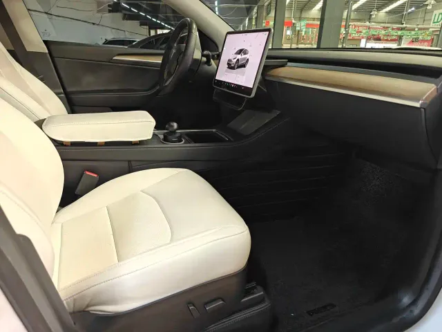 Tesla Model Y — Фото автомобиля 5