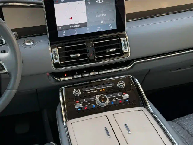 Lincoln Navigator — Фото автомобиля 10