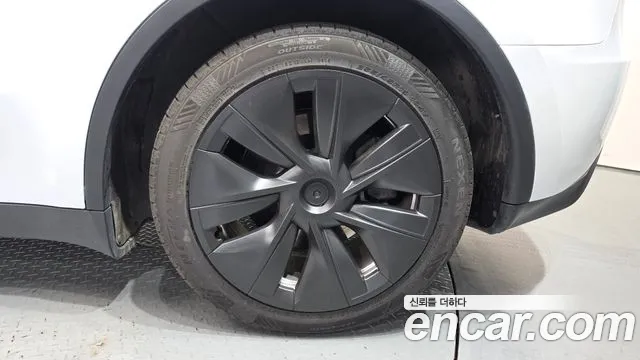 Tesla Model Y — Фото автомобиля 6