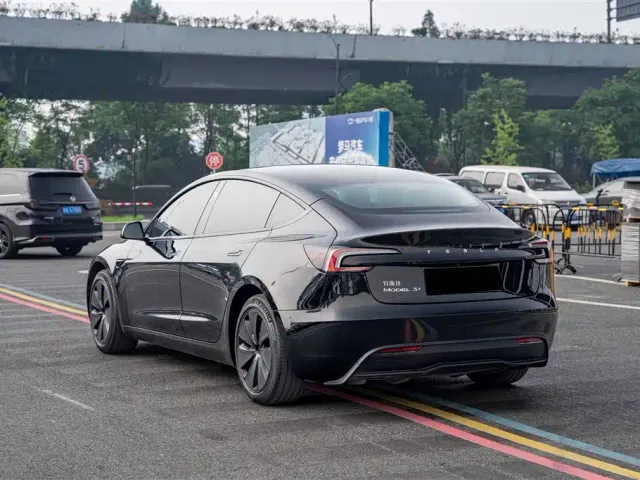 Tesla Model 3 — Фото автомобиля 6