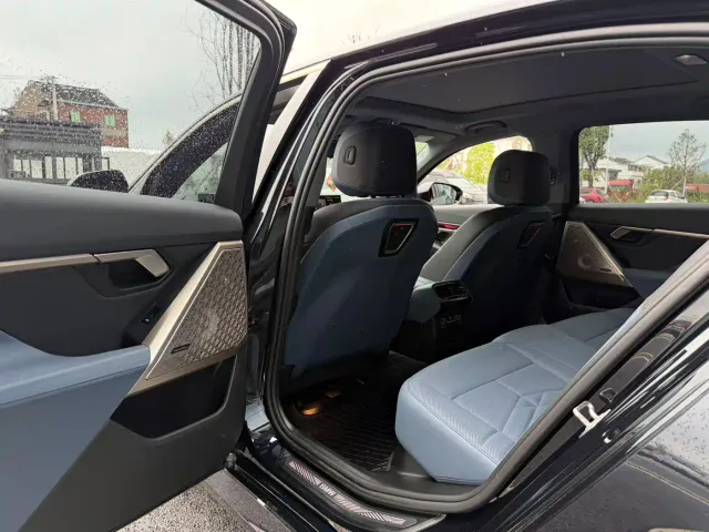 BMW 5 Series — Фото автомобиля 9