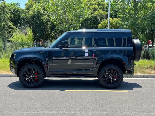 Land Rover Defender — Фото автомобиля 7
