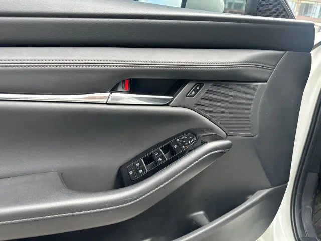 Mazda Axela — Фото автомобиля 11