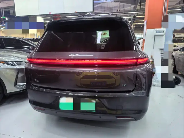 Li Auto L8 — Фото автомобиля 9