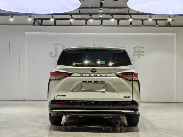 Toyota Sienna — Фото автомобиля 16