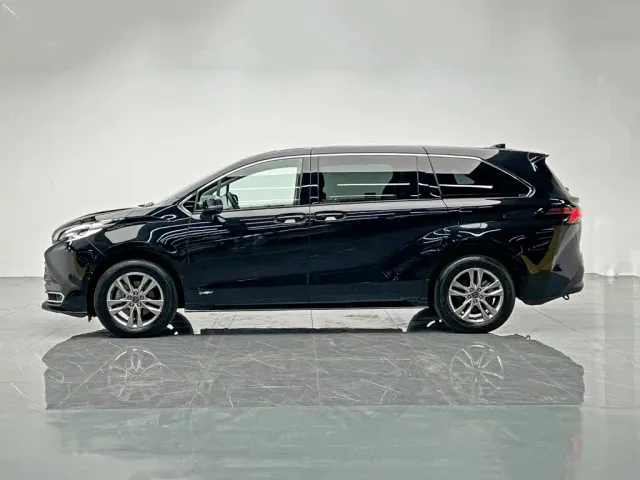 Toyota Sienna — Фото автомобиля 3