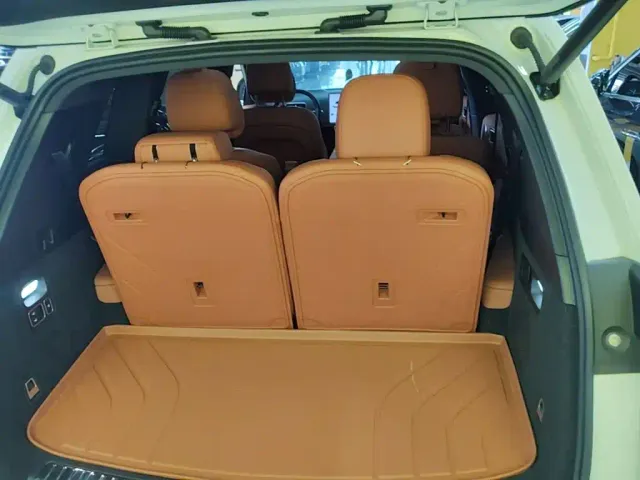 Li Auto L8 — Фото автомобиля 14