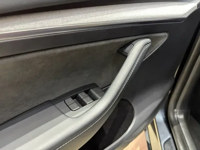 Tesla Model Y — Фото автомобиля 17
