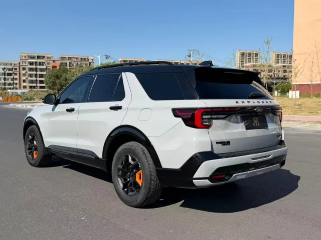 Ford Explorer — Фото автомобиля 7