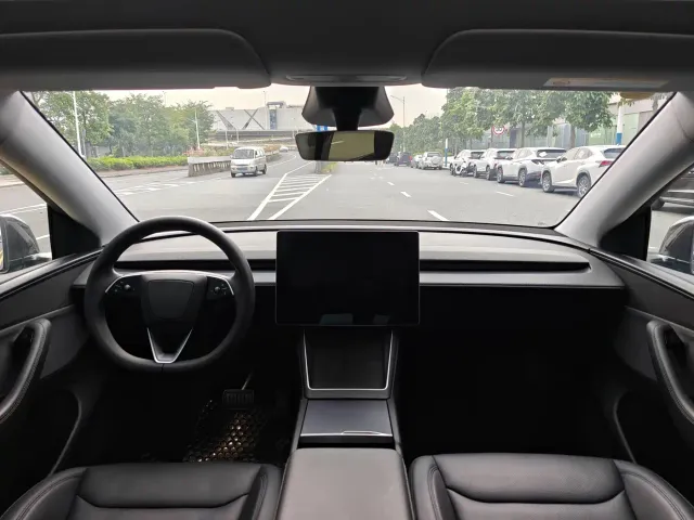 Tesla Model Y — Фото автомобиля 11