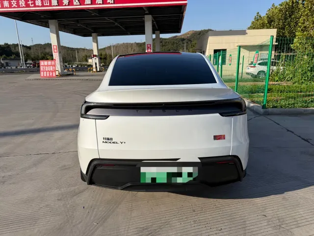 Tesla Model Y — Фото автомобиля 9
