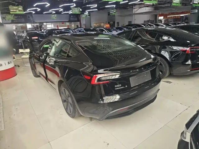 Tesla Model 3 — Фото автомобиля 4