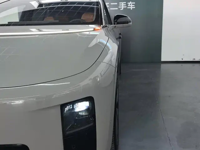 Li Auto i8 — Фото автомобиля 5