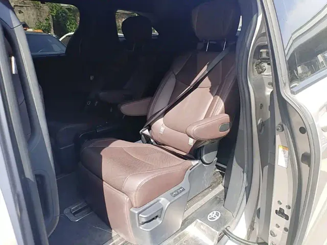 Toyota Sienna — Фото автомобиля 12