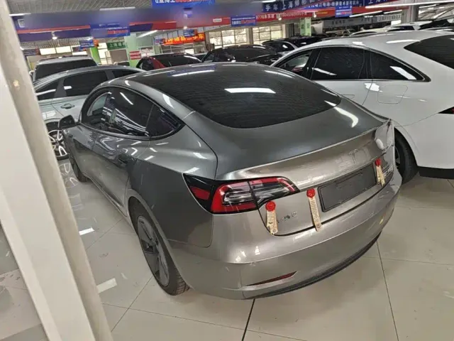 Tesla Model 3 — Фото автомобиля 4