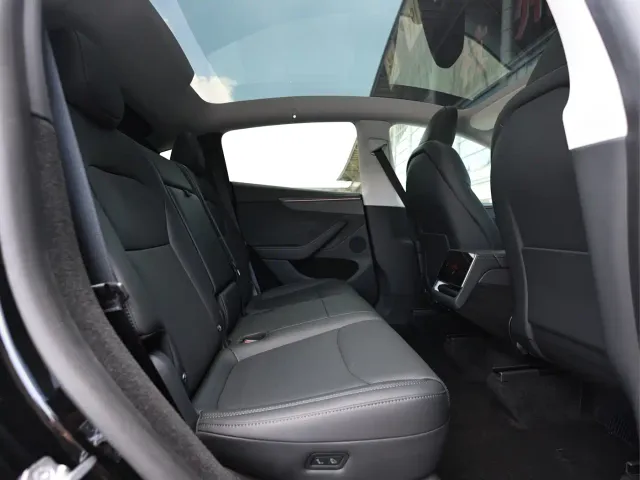 Tesla Model Y — Фото автомобиля 16