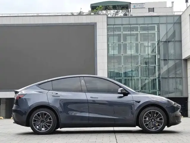 Tesla Model Y — Фото автомобиля 8