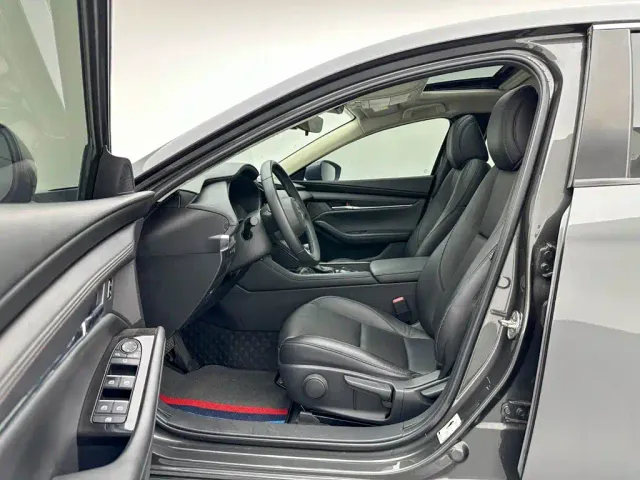 Mazda Axela — Фото автомобиля 9